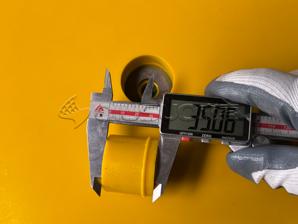 A worker is measuring the height of a polyurethane liner plug with a digital caliper, and the measured value is 35.06 mm.