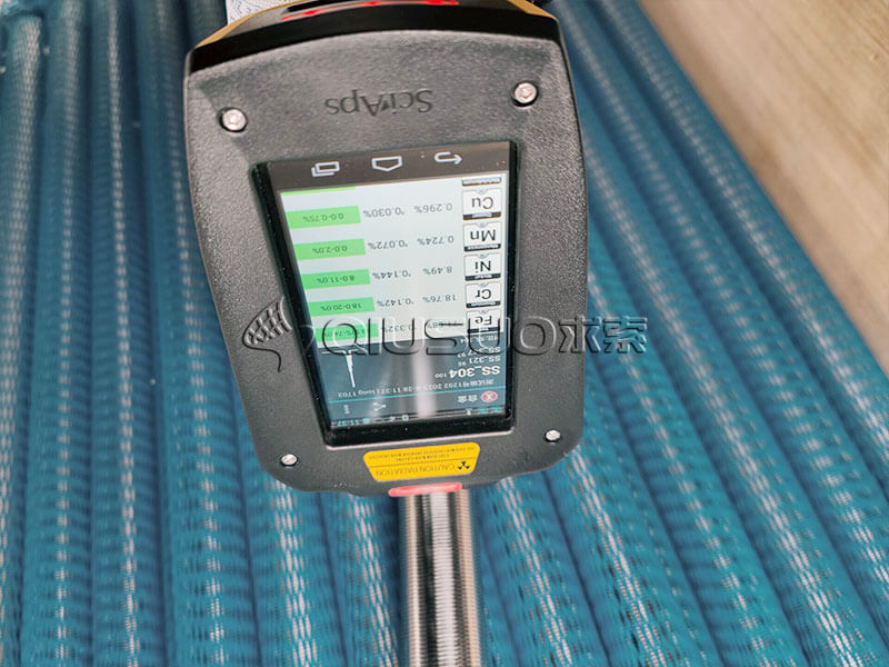 Measure wedge wire screen with 33 mm outer diameter with a detector