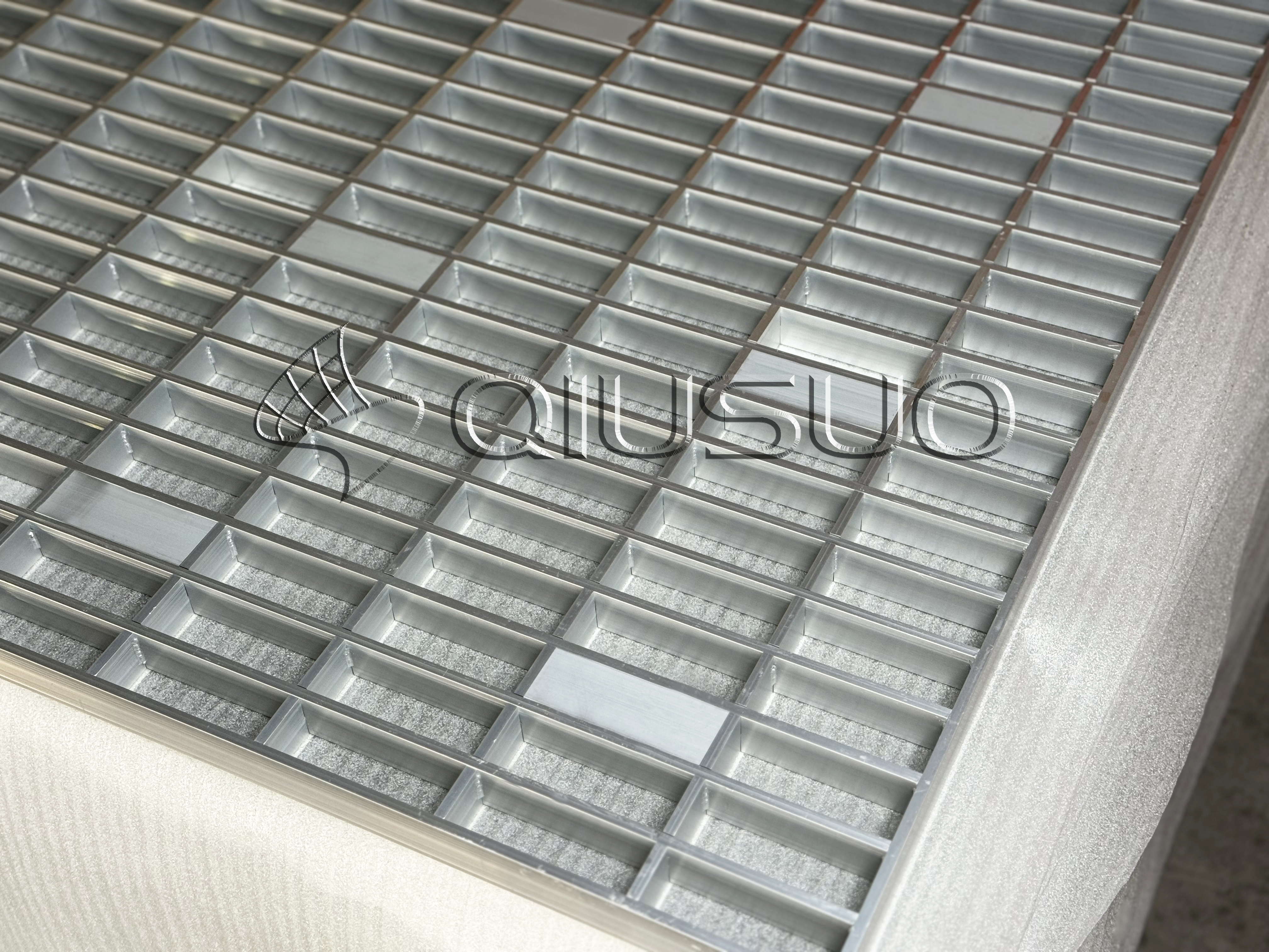 This is a close-up view picture of 6061 anodized aluminum bar grating.