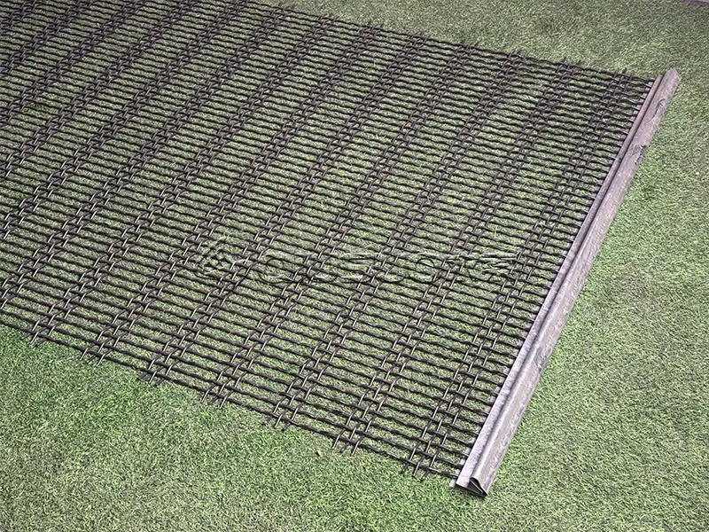 The close-up details of 65Mn slotted metal mesh