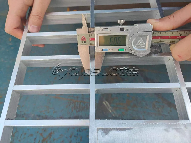 Measure the bearing bar width of aluminum bar grating with a vernier caliper.