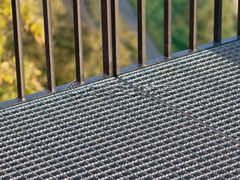 Aluminum bar grating installed on the pedestrian walkway of the overpass