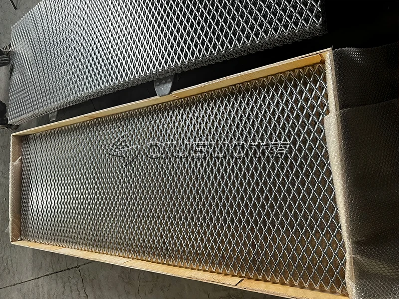 Aluminium a augmenté la maille en métal emballée avec la mousse et dans une caisse en bois