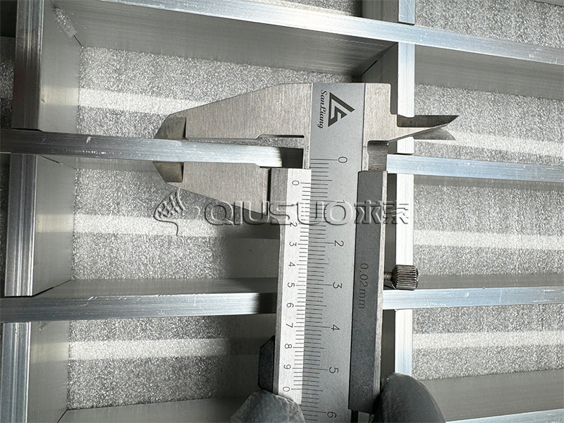 This is the 6mm thickness of aluminum grating detected by vernier calipers