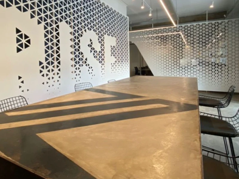 The partition of the dining room is decorated with decorative perforated panels