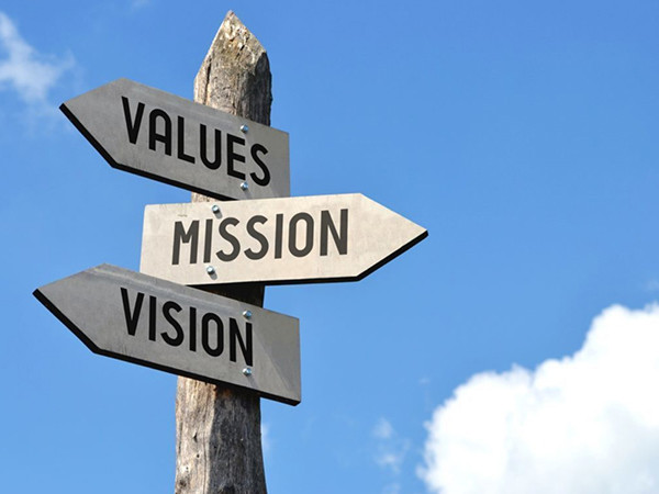 具有价值观，使命和愿景的领先标志的木材