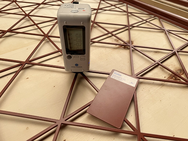 Цветометр использован для того чтобы проводить декоративным пефорированный алюминием осмотр разницы в цвета плиты.