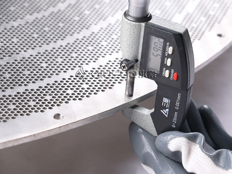 Mida el espesor de la placa de metal perforada de perforación