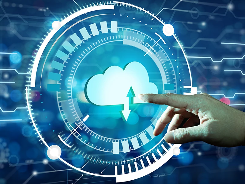 Bir kişi indirme simgesine tıklanıyor