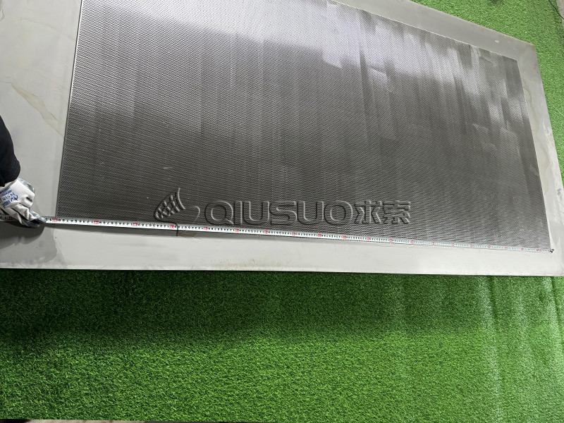 Mida la longitud de la placa de metal perforada de perforación.