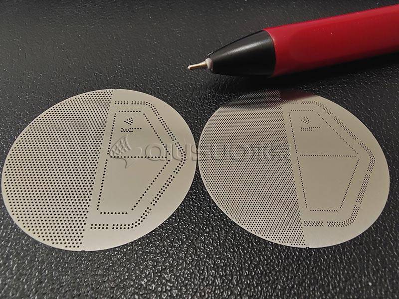 İki adet 0.2mm ve 0.3mm çap kazınmış mikro delik delikli metal diskler