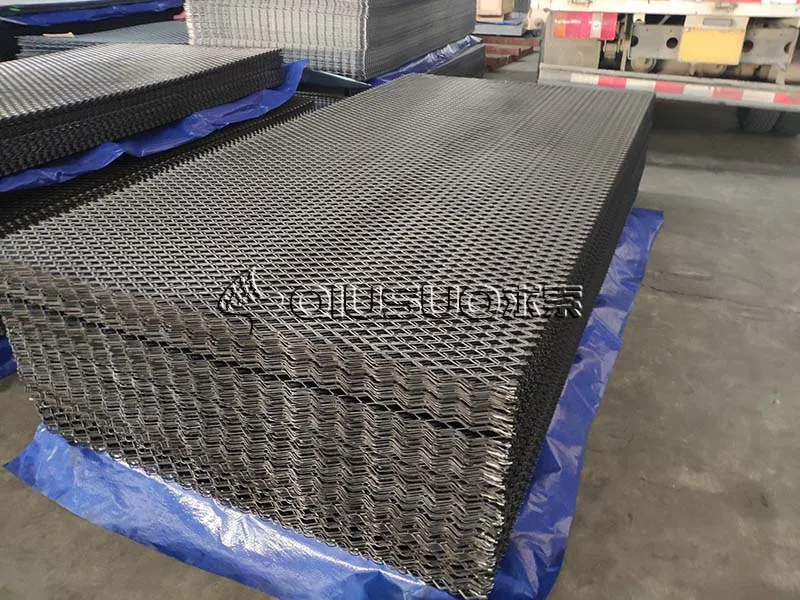 Водонепроницаемая дождевик используется для упаковки из вспененной металлической сетки.