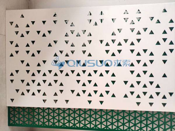 Белый покрытый порошком треугольные отверстия алюминиевый перфорированный лист