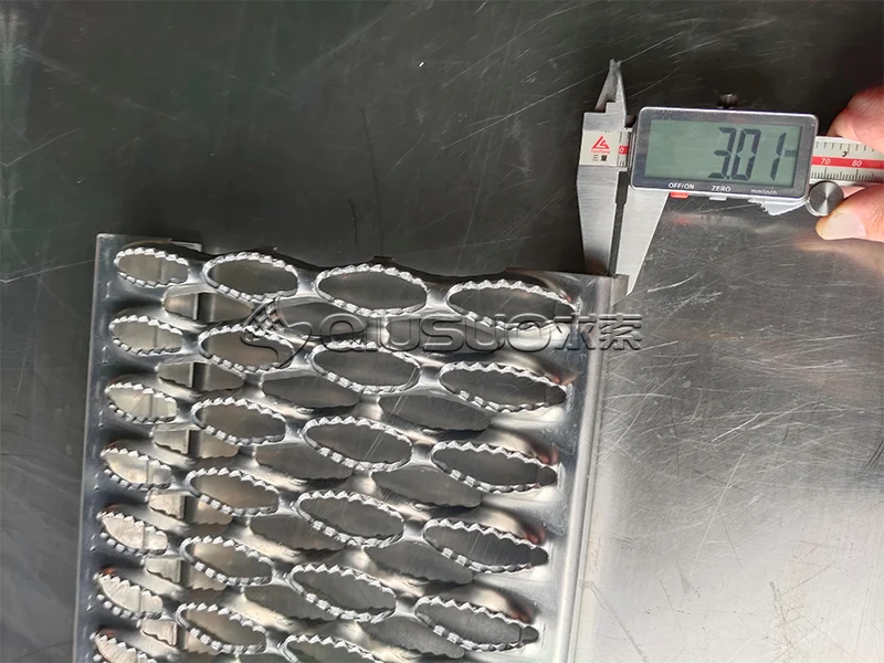 Mesurer l&#39;épaisseur de la grille de sécurité de planche de jambe de poignée.