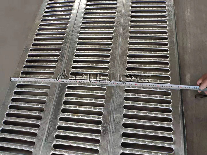 Check the whole width for three pieces combined FM style 12 feet interlock safety grating plank.