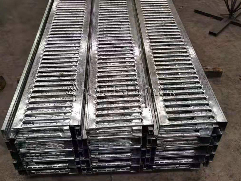There are many interlock safety grating plank packed put on steel pallet ready for QC.