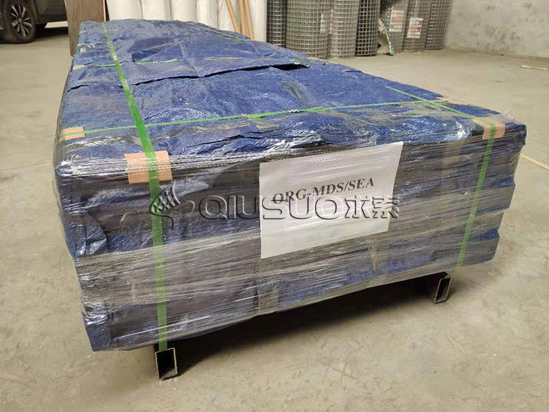 Interlock grating plank packed by steel pallet and blue cloth package.