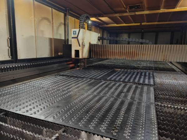 Laser cutting traction tread safety grating