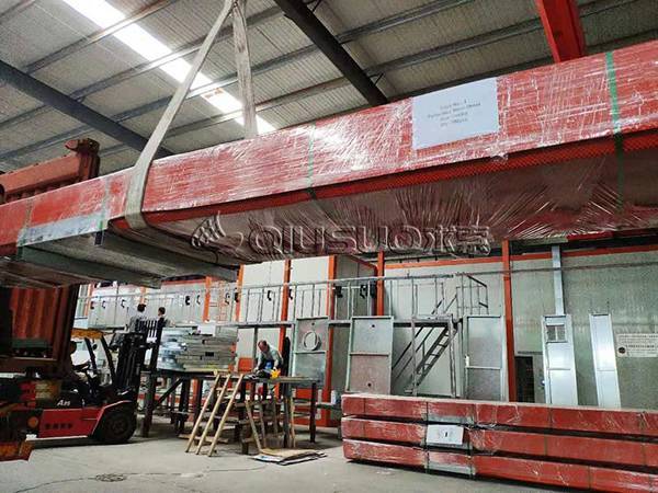 Les panneaux métalliques perforés ondulés sont chargés dans le conteneur.