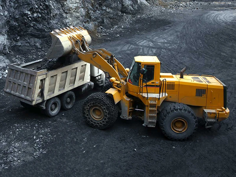 Bir kürek bir kamyona kömür yüklüyor