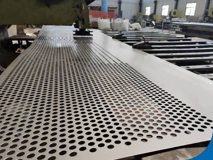 Placa de metal de perforación CNC ordinaria