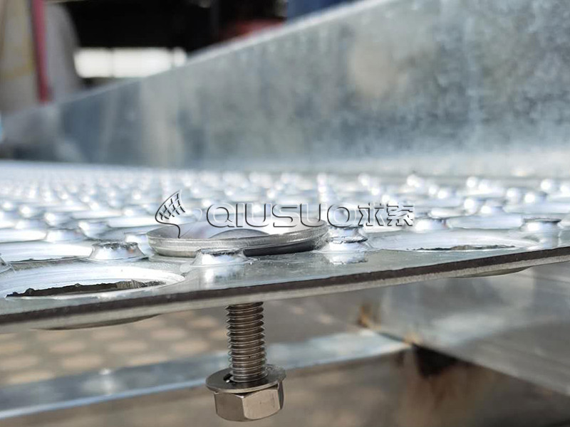 Check the accessory installation of Perf-O grip safety grating.