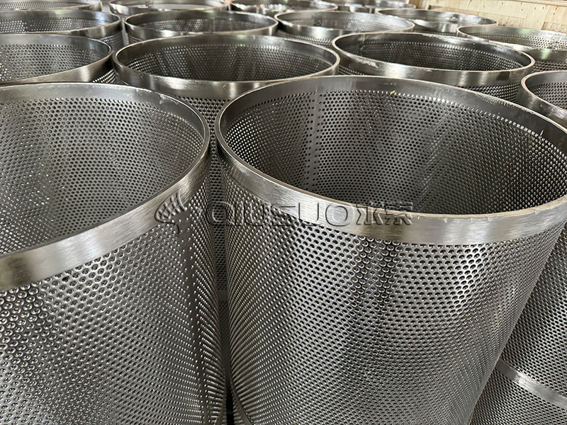 Visualización de cerca de muchos cilindros de malla metálica perforada