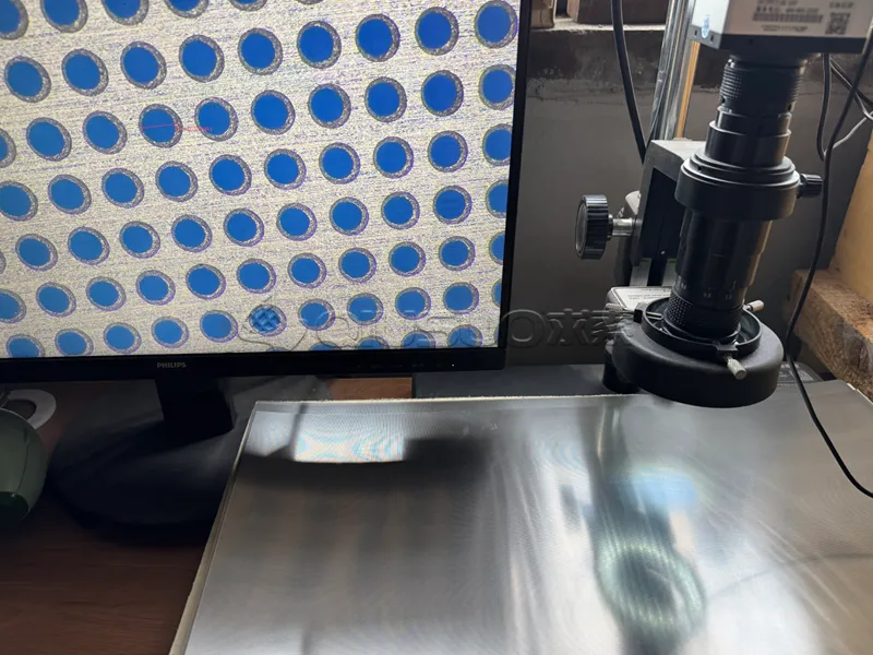 Use an industrial video microscope to conduct size measurement on the mesh on the perforated plate.