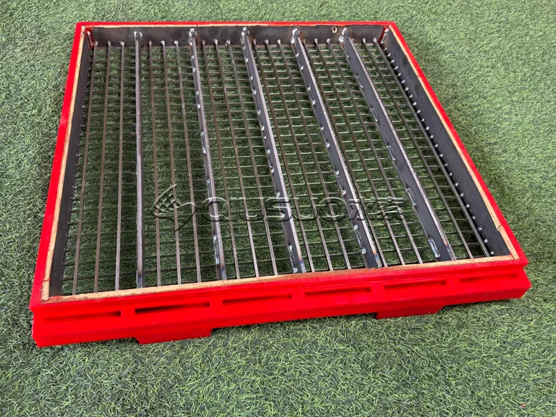 The polyurethane edging screen sample is on the green grassland.