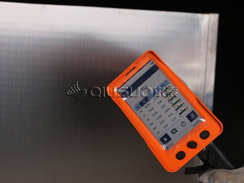 A worker is testing the material of surface wedge wire and the screen shows 316.