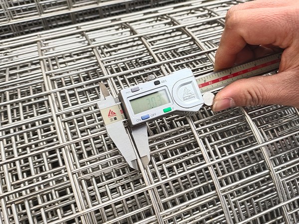 Штангенциркуль использован для проверки диаметра провода ячеистой сети сваренной нержавеющей сталью.