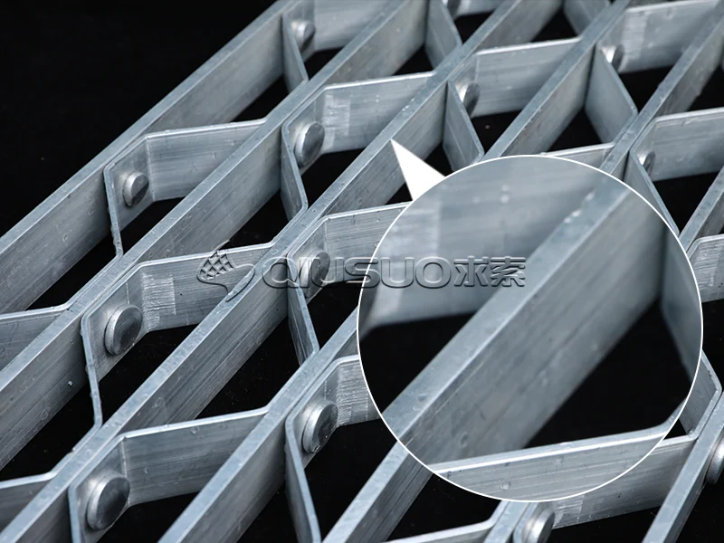 Detailed view of the cross bar on a riveted bar aluminum bar grating