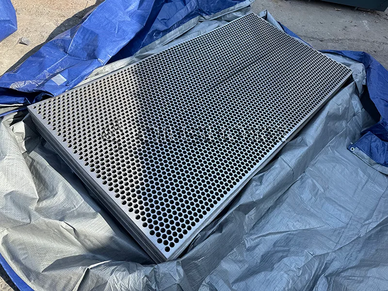 La pantalla de malla perforada del agujero redondo se empaqueta en paño impermeable.