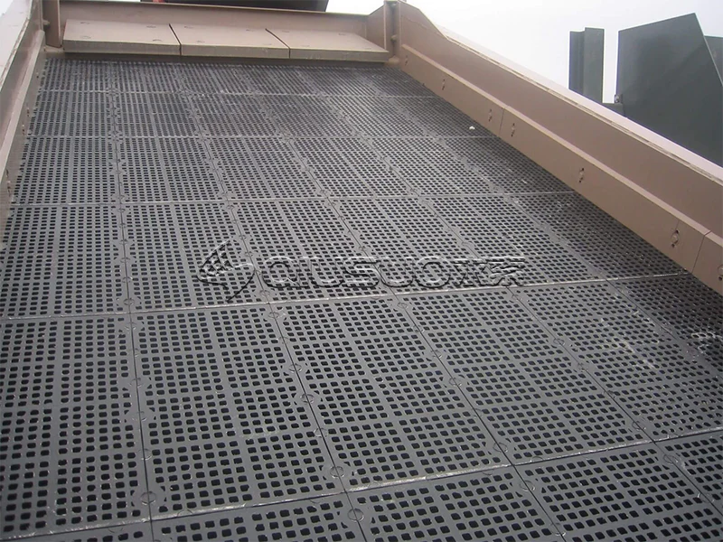 Rubber modular screens installed on vibrating screening equipment