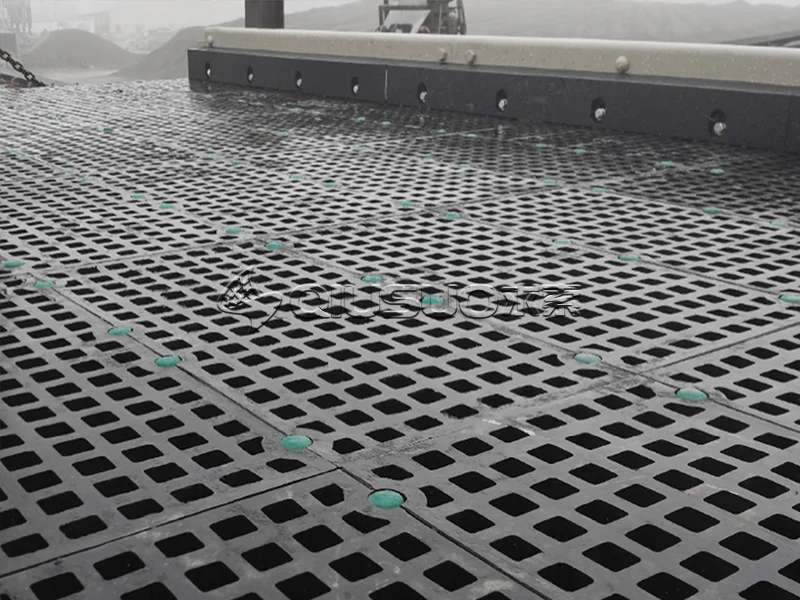 Large-aperture rubber modular screens installed on screening equipment