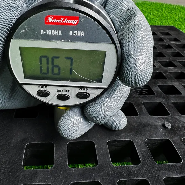 The hardness of the rubber screen panel is 67 Shore A.