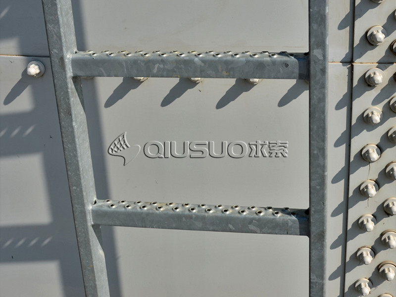 Ступень лестницы решетки безопасности установленная в проступи лестницы