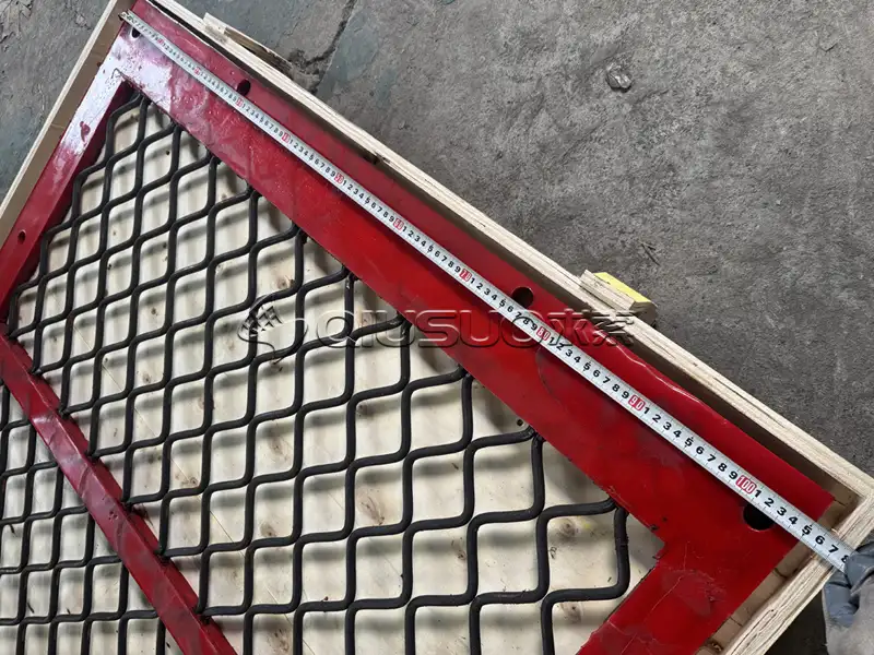 The width of the self-cleaning screen mesh is 1050 mm.