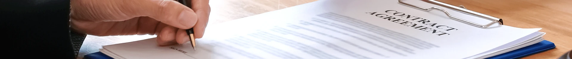 Işçi başka bir kişiye bir şey doldurmasını emrediyor