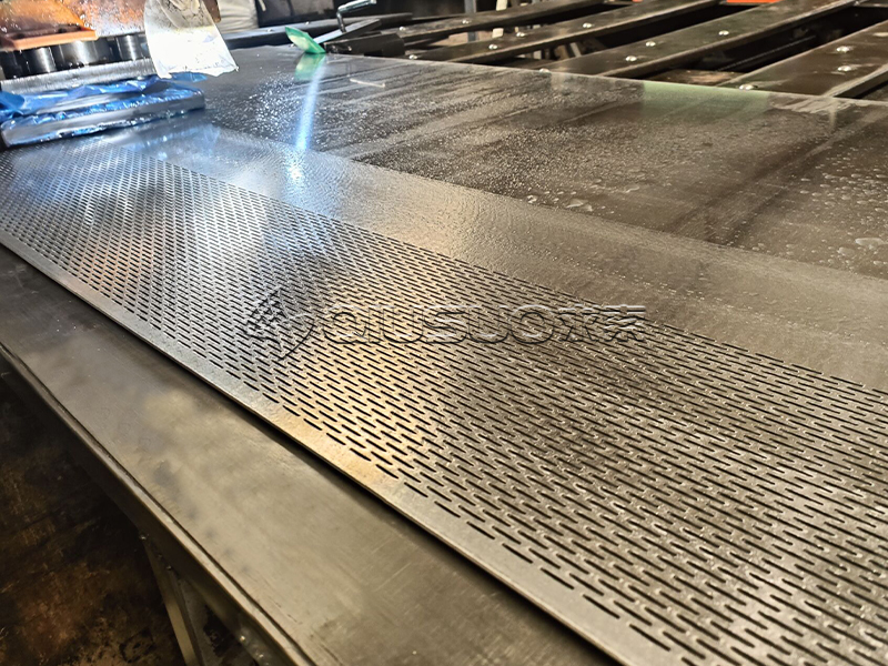 La punzonadora CNC está perforando patrones de agujeros de ranura en la hoja de aluminio.