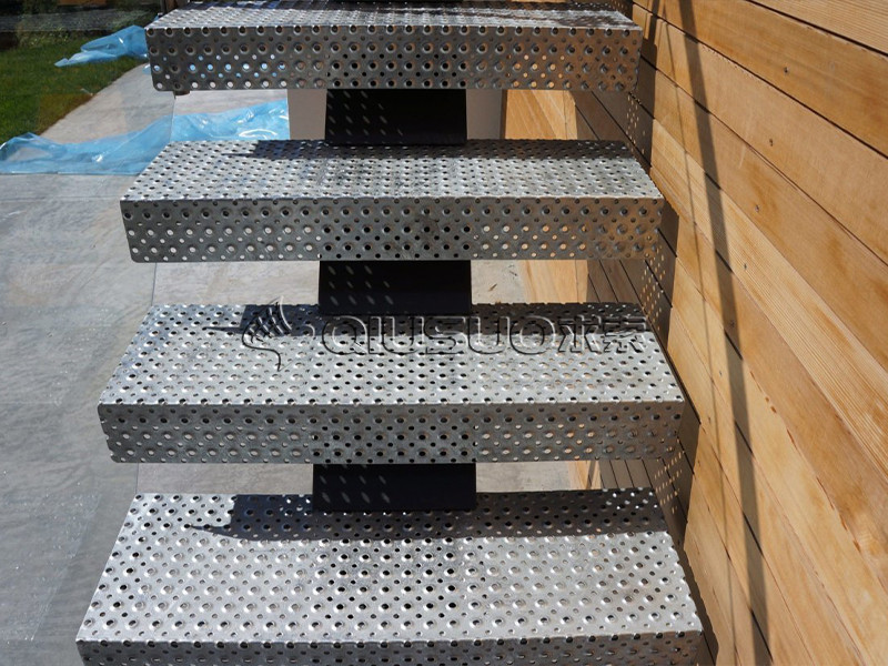 Stair tread made of traction tread safety gratings
