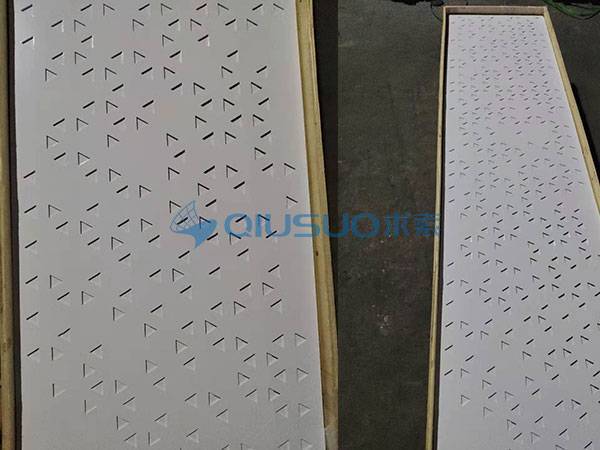 Белый алюминиевый перфорированный лист, загруженный в деревянную коробку