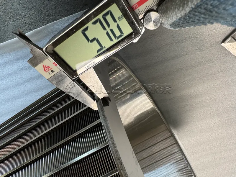 Measuring the flange thickness of the wedge wire cylinder using a caliper is 5.7 mm.
