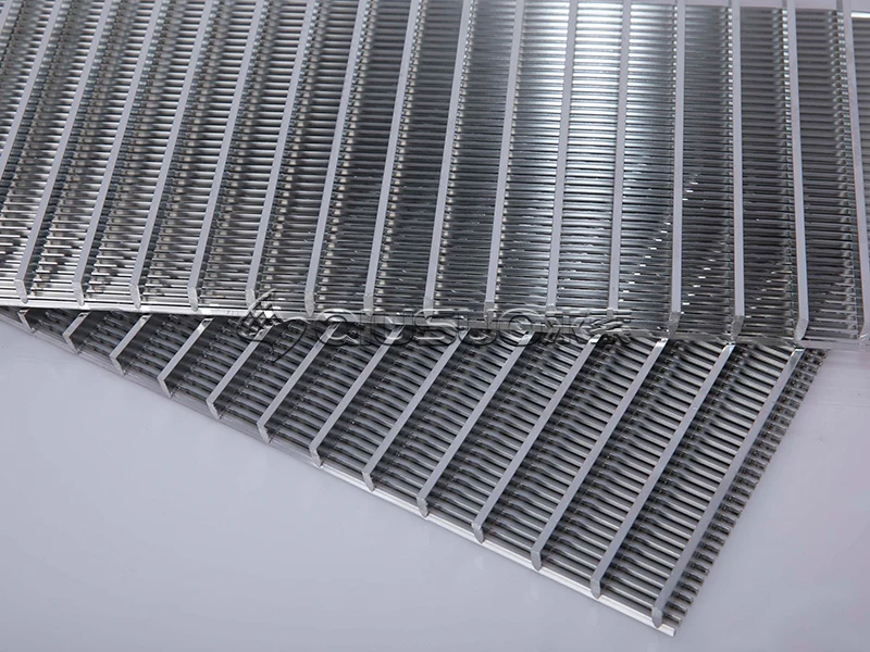Bottom detail of wedge wire mining screen
