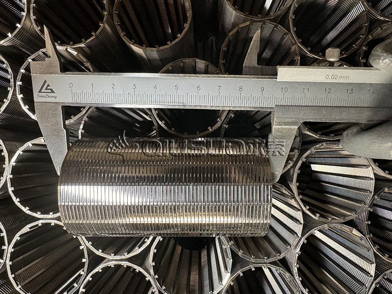 Kama tel ekran tüpünün toplam uzunluğunu kontrol etmek için bir kaliper kullanılır.