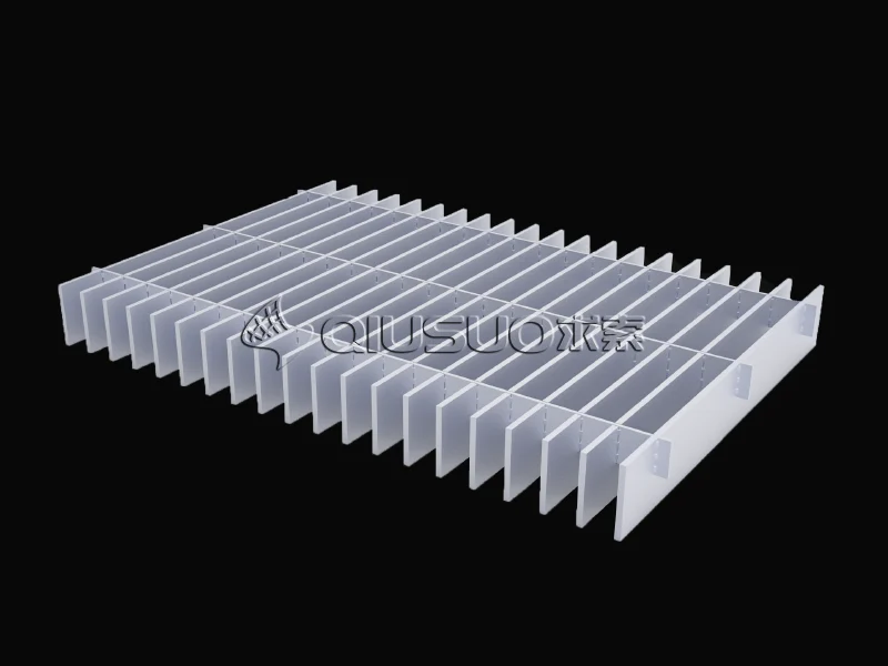 A diagonally placed welded metal bar grating