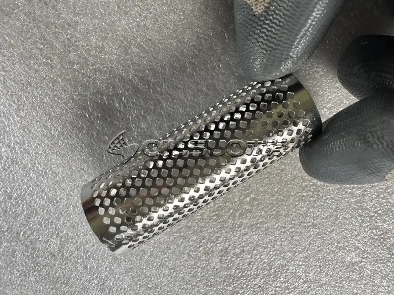 Un producto de tubo de metal perforado soldado con autógena acabado